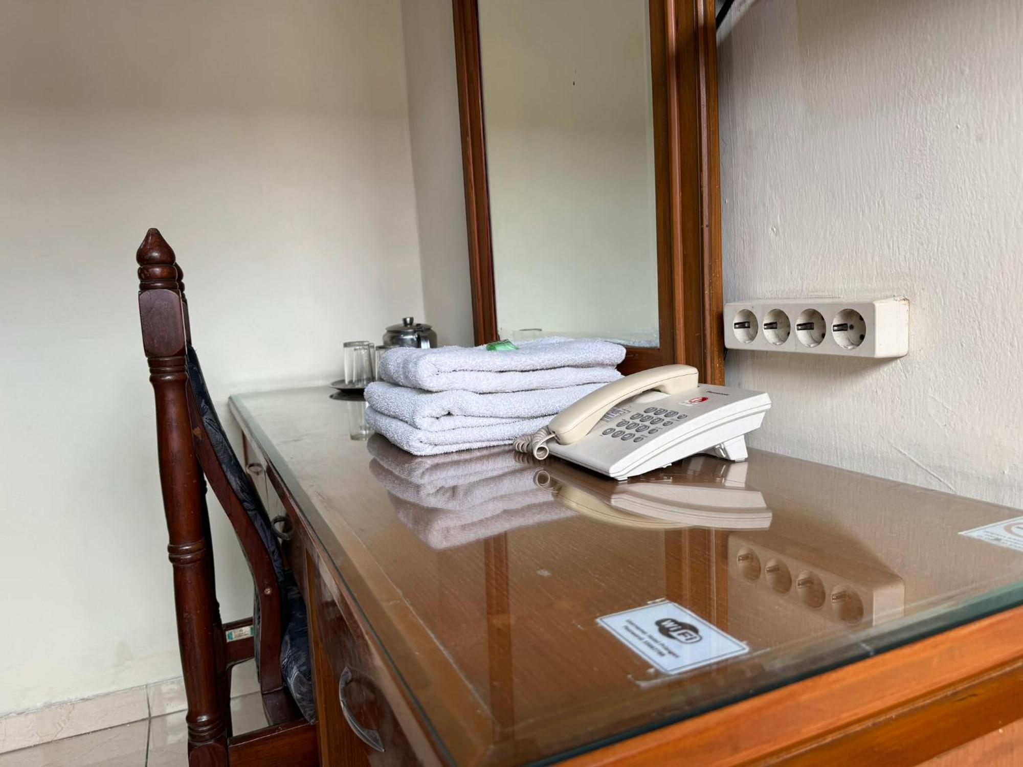 Hotel Priangan Чиребон Экстерьер фото