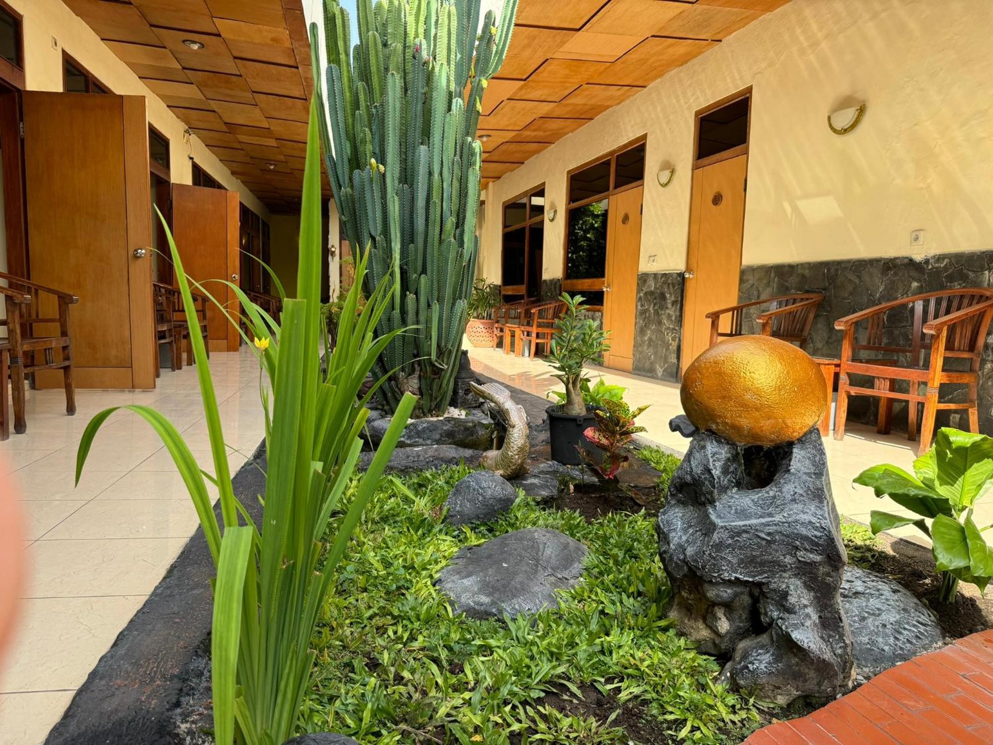Hotel Priangan Чиребон Экстерьер фото