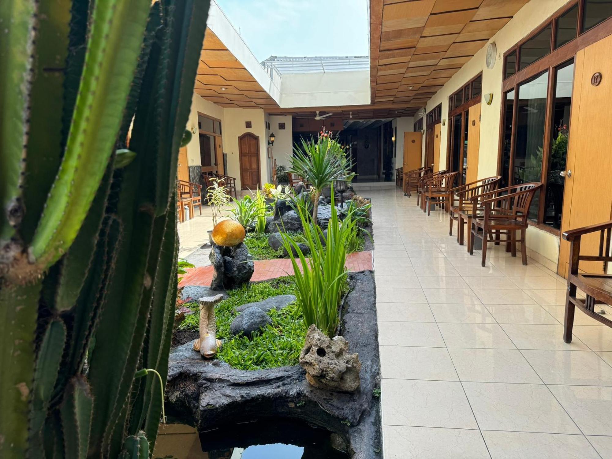 Hotel Priangan Чиребон Экстерьер фото