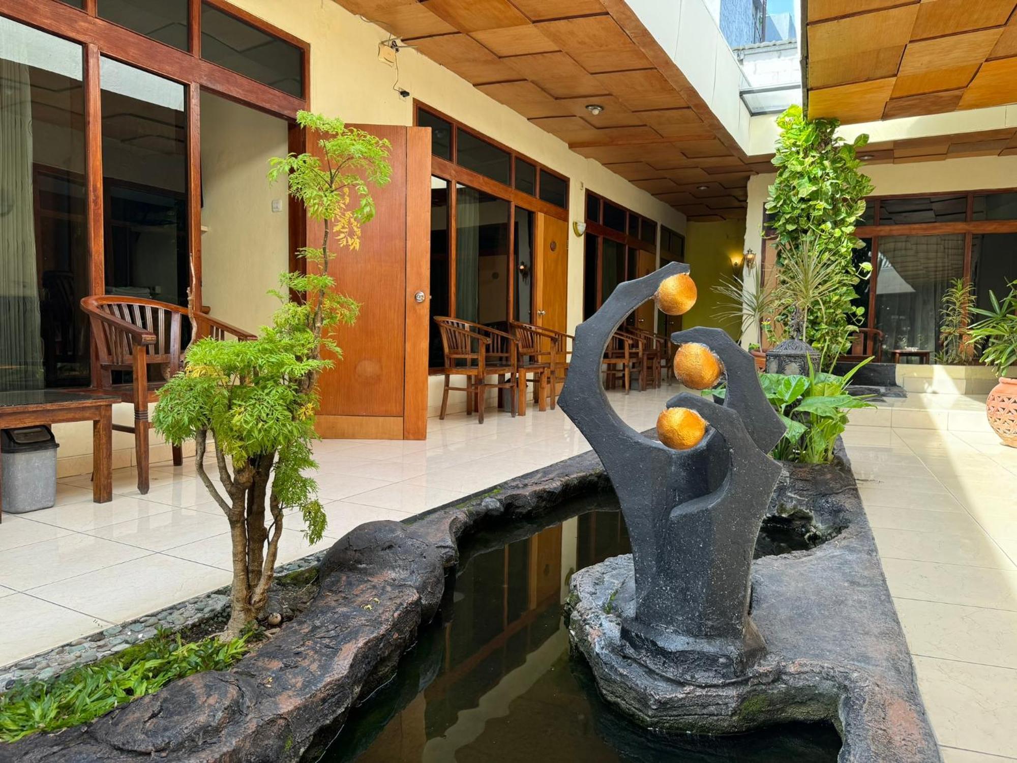 Hotel Priangan Чиребон Экстерьер фото