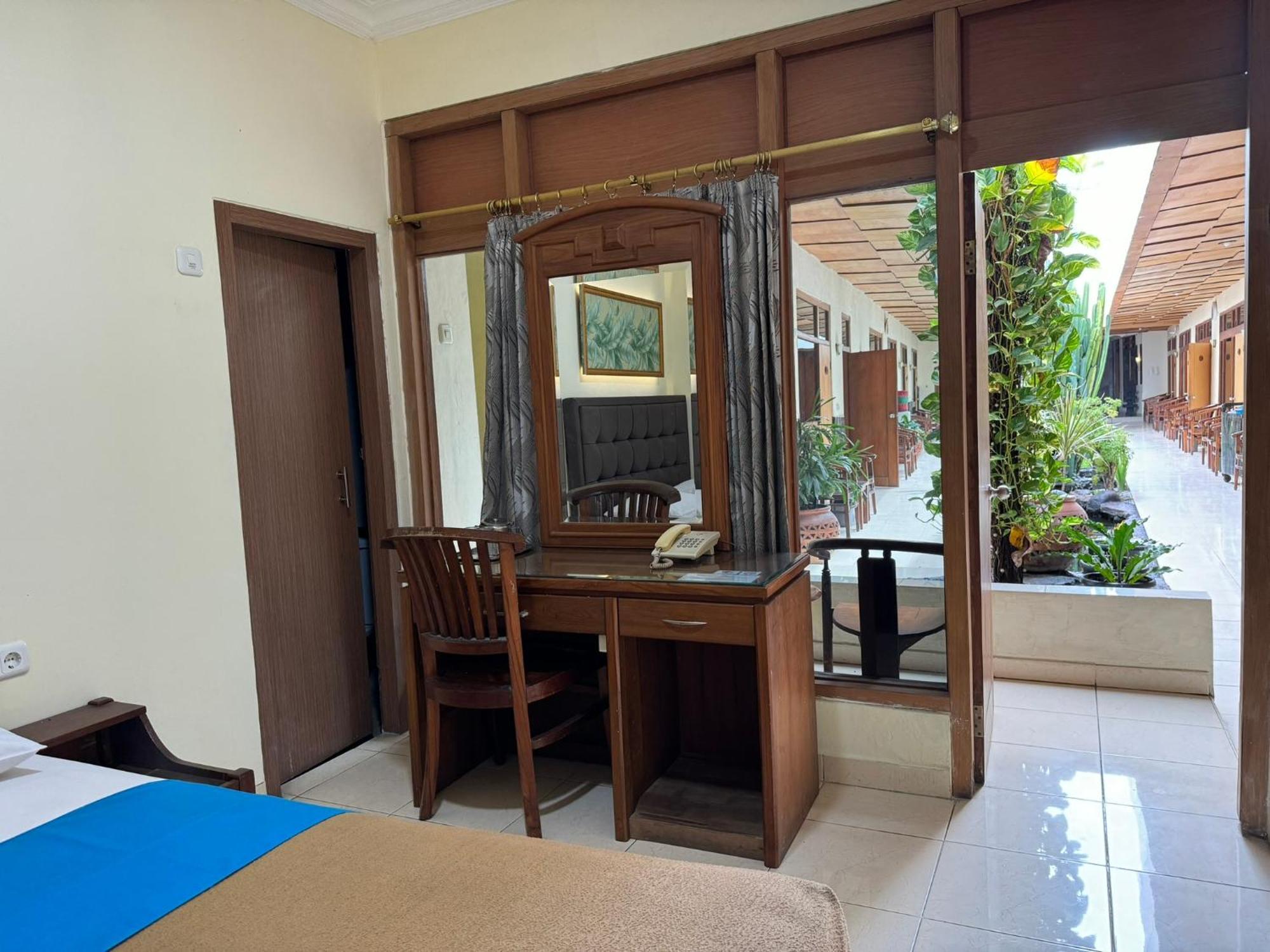 Hotel Priangan Чиребон Экстерьер фото