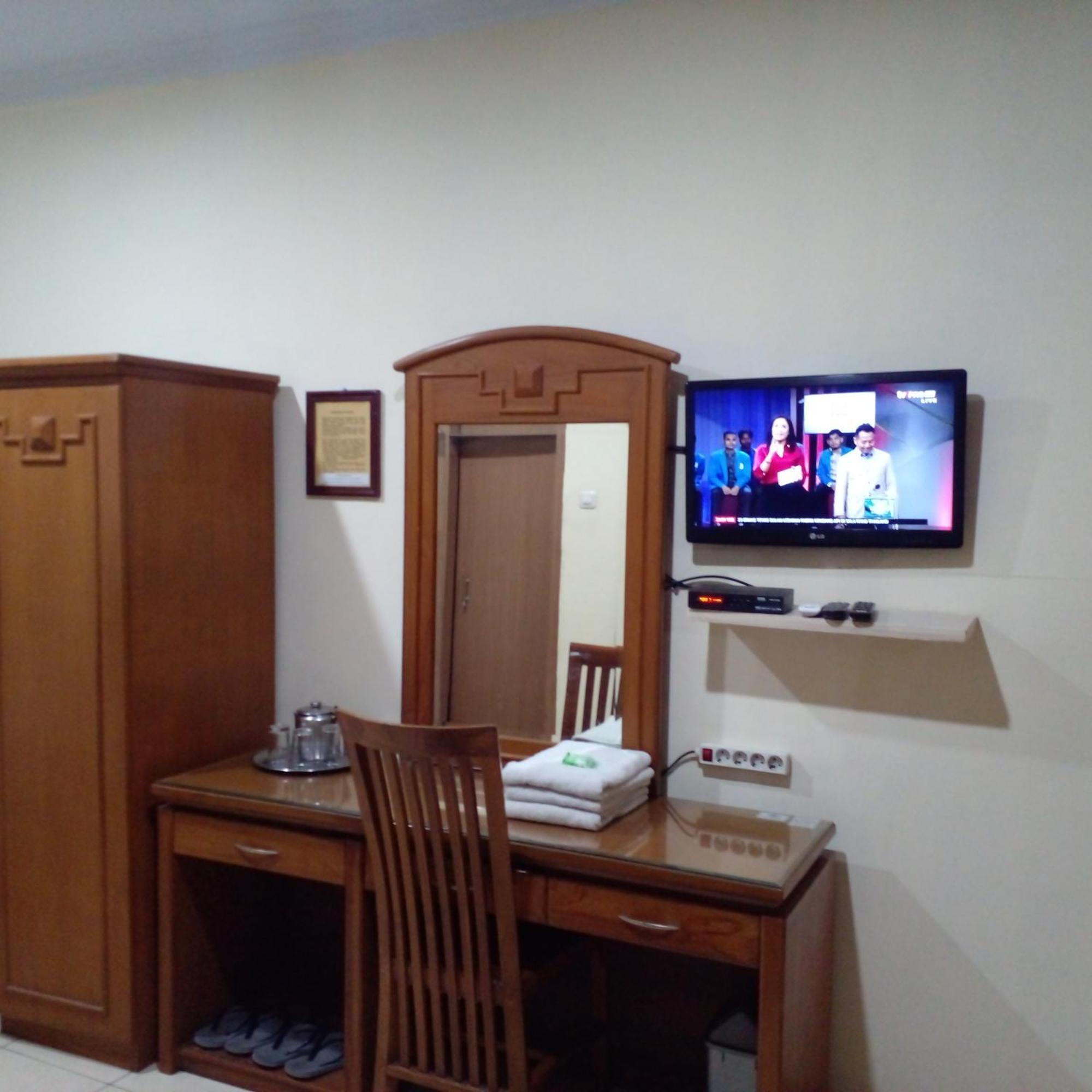 Hotel Priangan Чиребон Экстерьер фото
