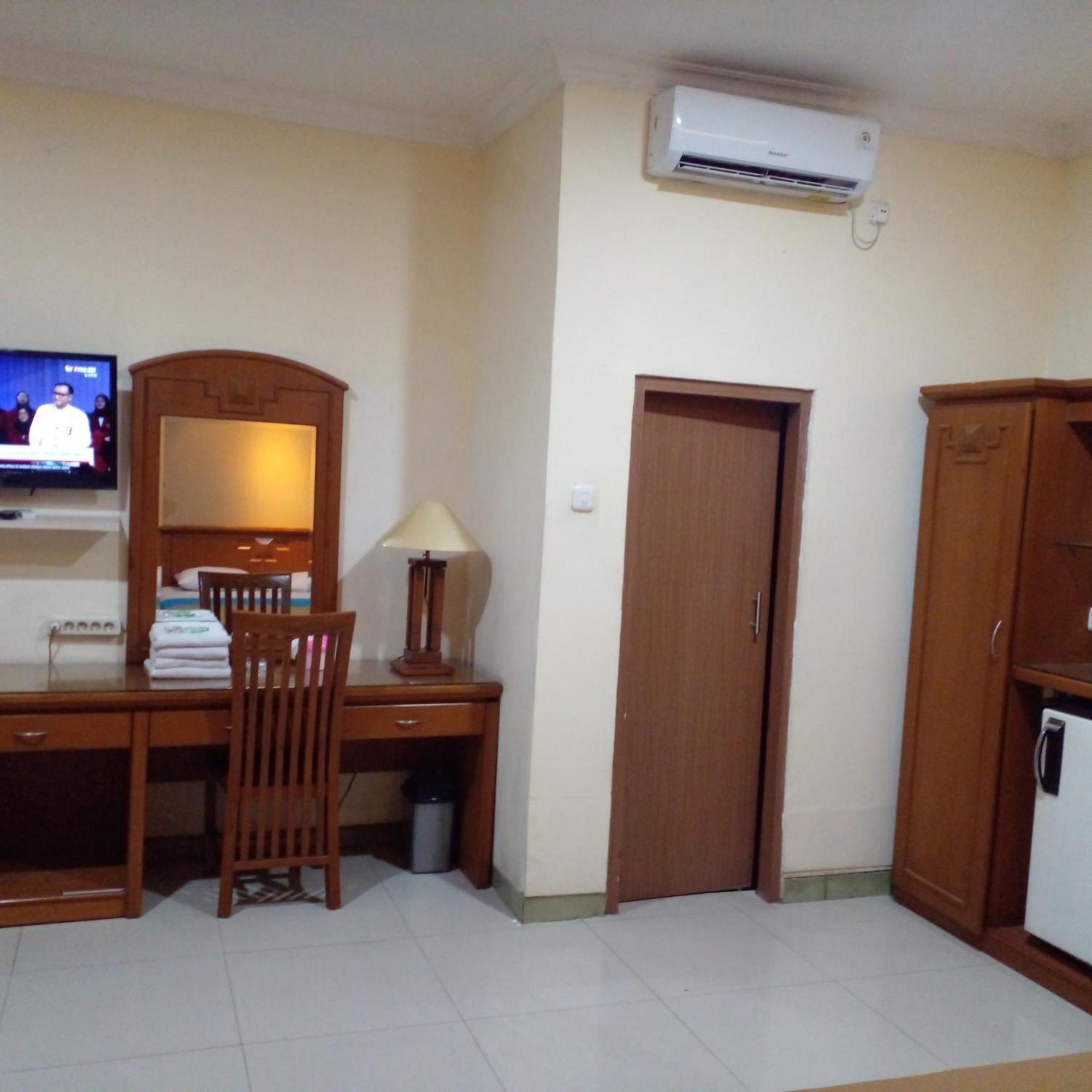 Hotel Priangan Чиребон Экстерьер фото