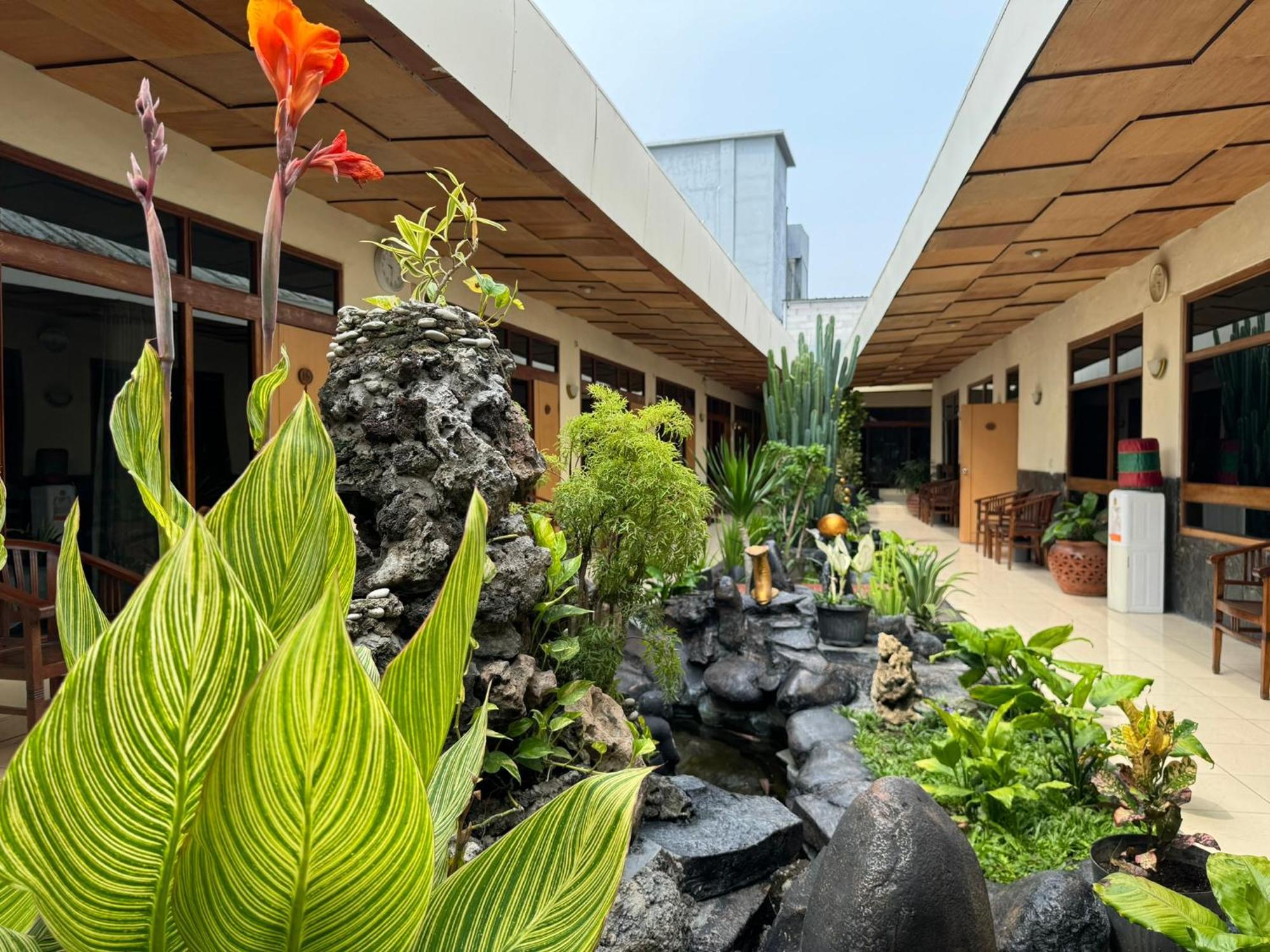 Hotel Priangan Чиребон Экстерьер фото