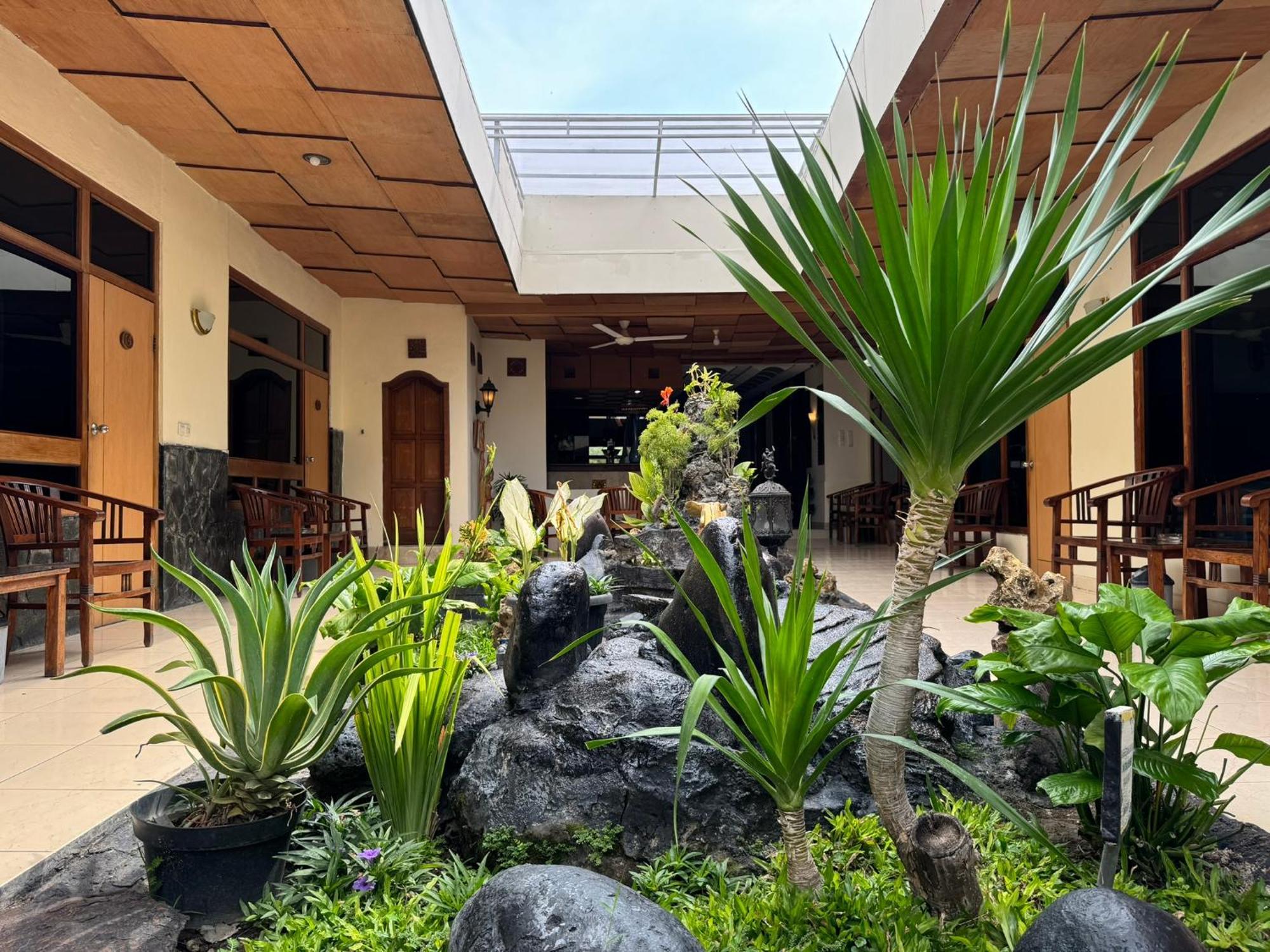 Hotel Priangan Чиребон Экстерьер фото