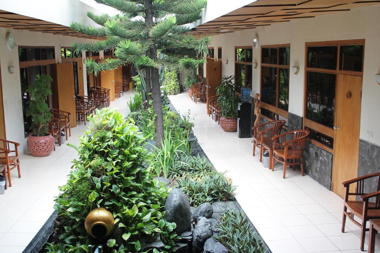 Hotel Priangan Чиребон Экстерьер фото