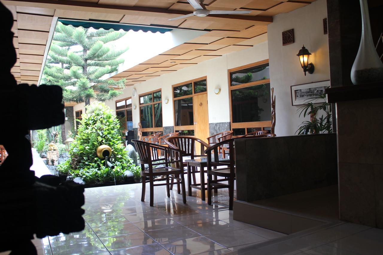 Hotel Priangan Чиребон Экстерьер фото
