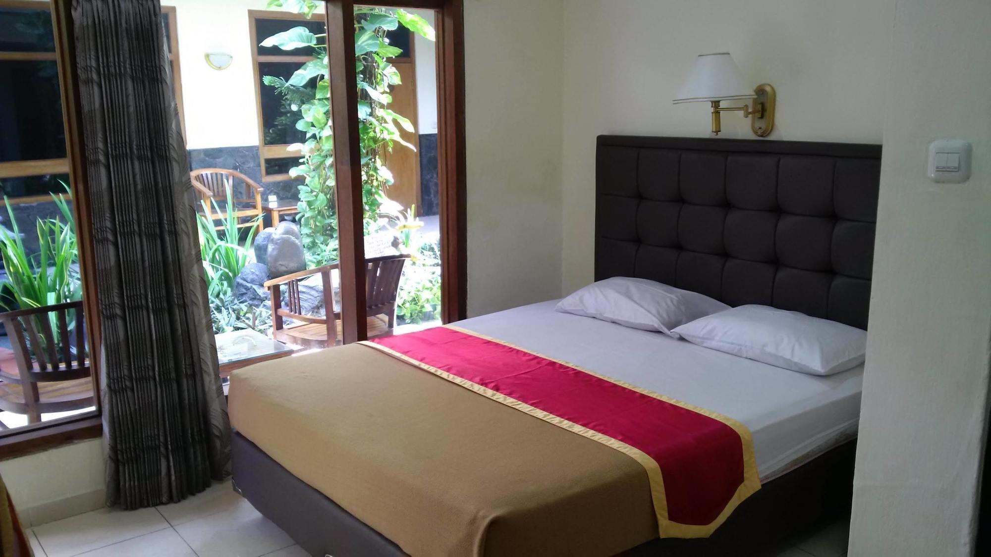 Hotel Priangan Чиребон Экстерьер фото